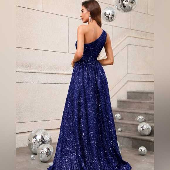Royal Blue one shoulder gown. Great for parties or weddings 💙💙💙 - Picture 3 of 8